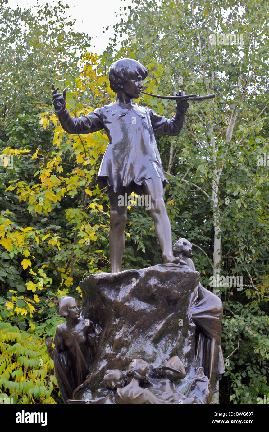 Peter Pan Statue in Hyde Park London Stock Photo: 32932711 ...