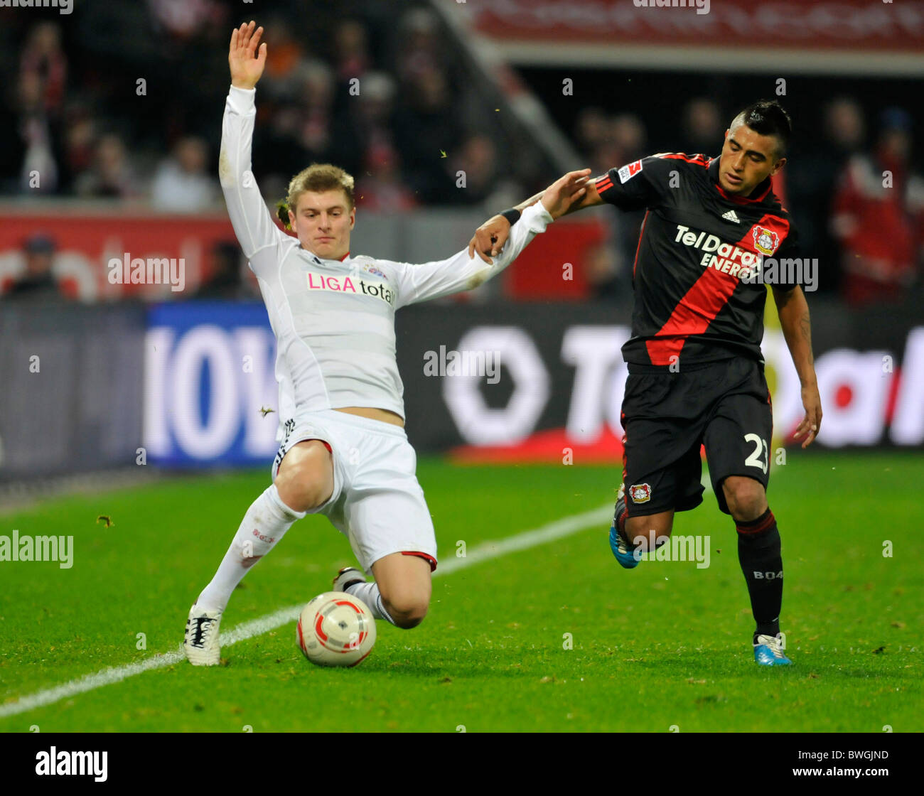 Leverkusen Germany 22.11.2010, Football: Bundesliga, Bayer 04 Leverkusen (B04, black) vs FC Bayern Muenchen (FCB, white) 1:1-- Toni KROOS (FCB), Arturo VIDAL (B04) Stock Photo