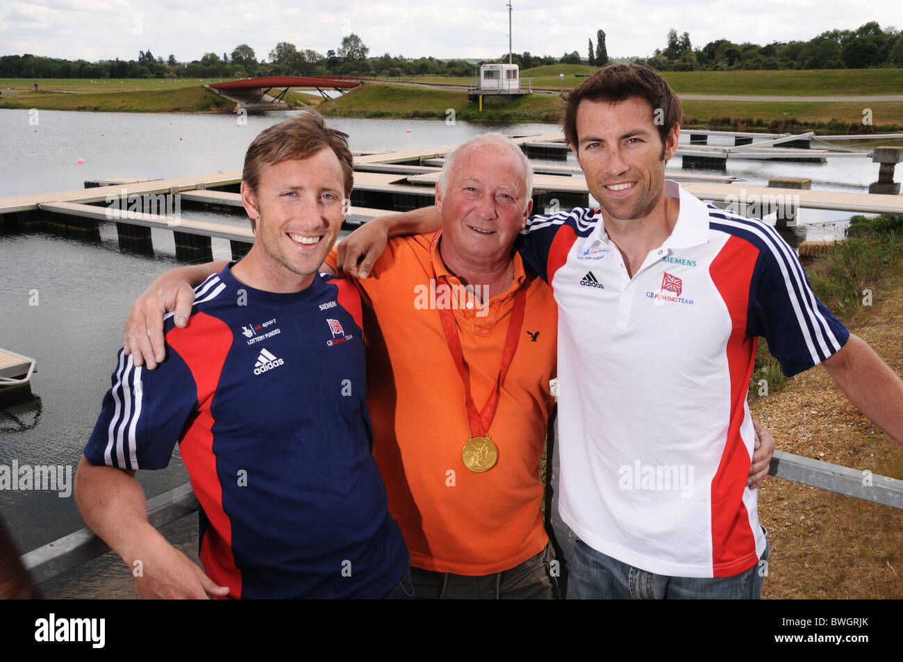 Rowing brothers Ross Hunter (left) and Mark Hunter MBE with father Terry Hunter holding Mark's gold medal Stock Photo