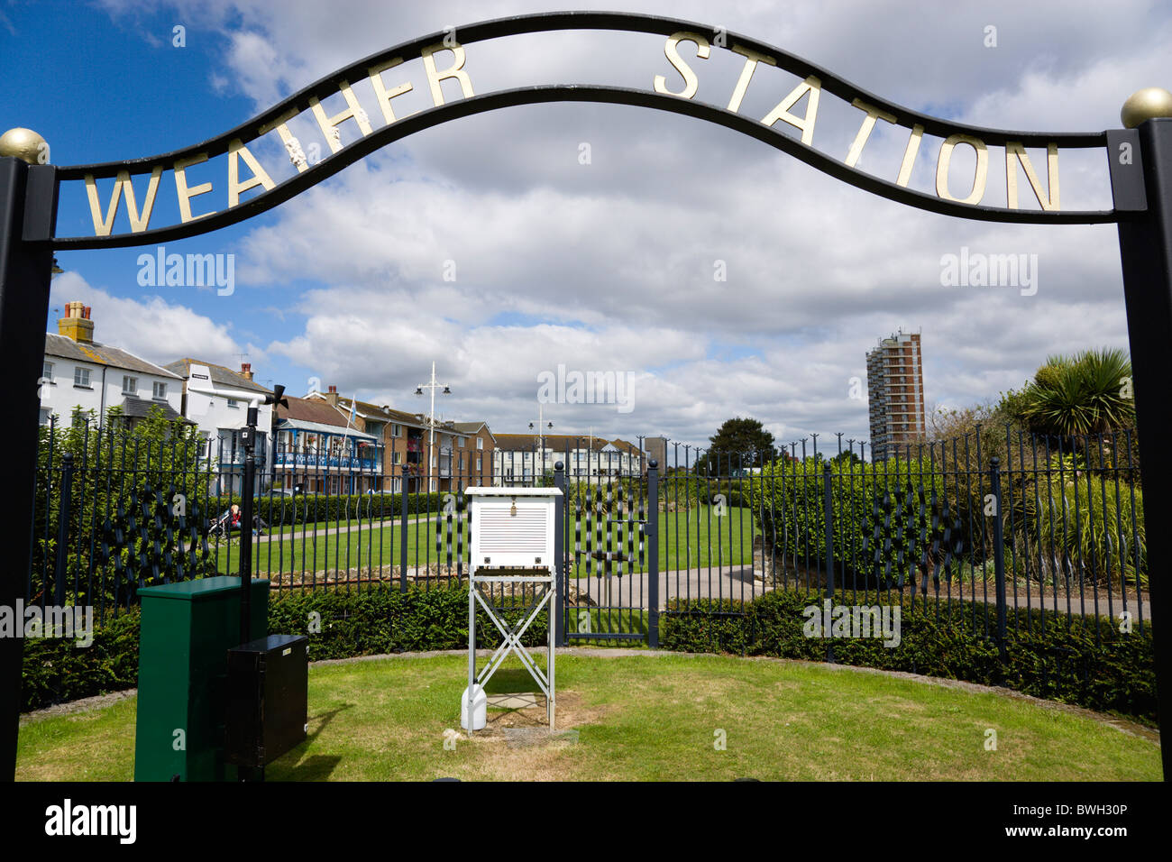 Climate Weather Station Measurements Wind speed and direction monitor and Stevenson's screen at Bognor Regis Stock Photo