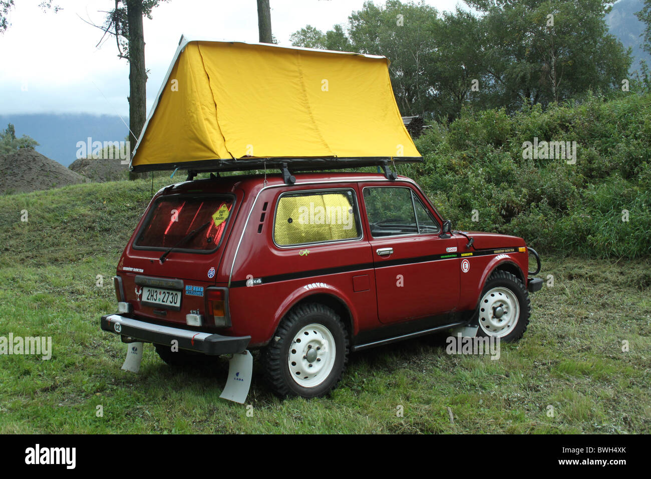 https://c8.alamy.com/comp/BWH4XK/lada-niva-with-rooftop-tent-BWH4XK.jpg