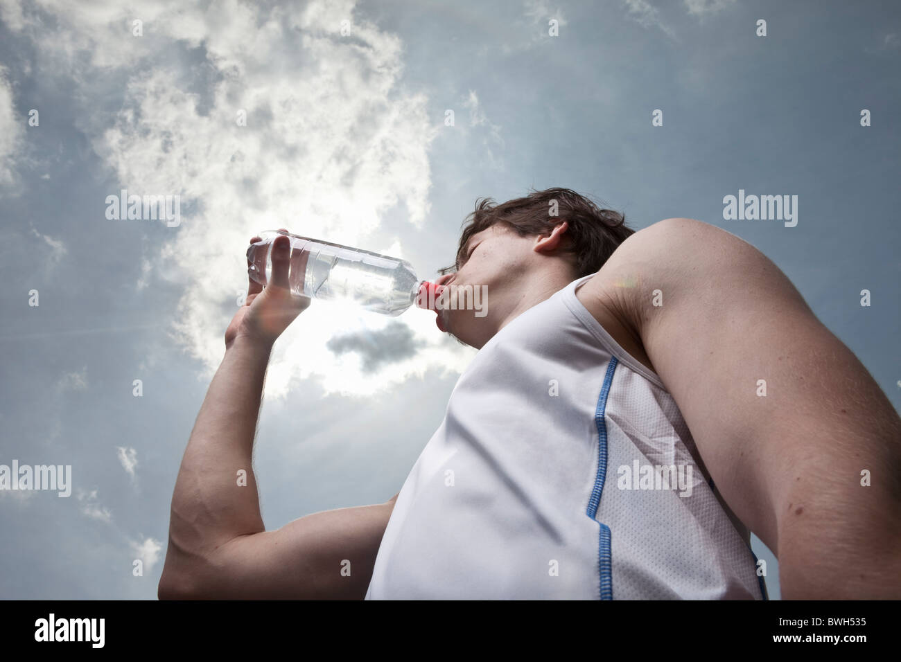 Петрович пьет. Космические корабли бороздят просторы большого театра цитата. Пить 2 дня подряд. Человек пьет из бутылки. Пить 2 дня подряд.