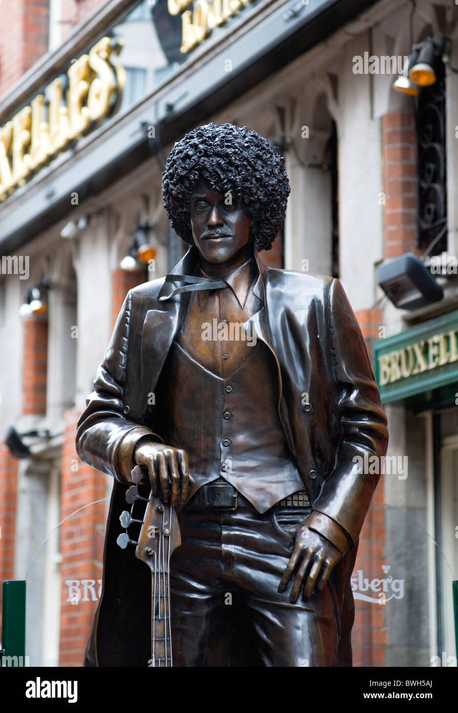 Ireland County Dublin City Statue of Phil Lynott front man of Irish rock band Thin Lizzy outside Bruxelles bar in Harry Street. Stock Photo