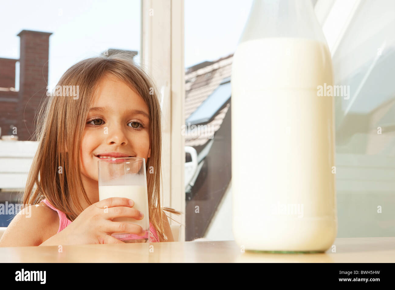 пакет молока рисунок. девушка пьет кефир. питье молока. молоко. картина молоко для детей.