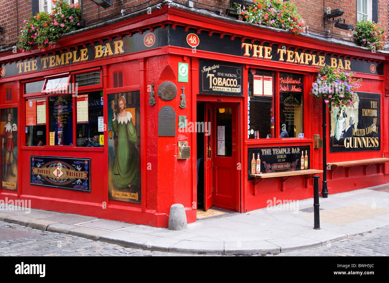 Ireland, County Dublin, Dublin City, Temple Bar traditional Irish public house on street corner with cobbled street. Stock Photo
