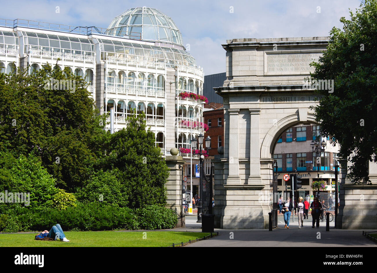 Ireland, County Dublin, Dublin City, Saint Stephen's Green shopping arcade and Fusiliers Arch entrance into the park with people Stock Photo