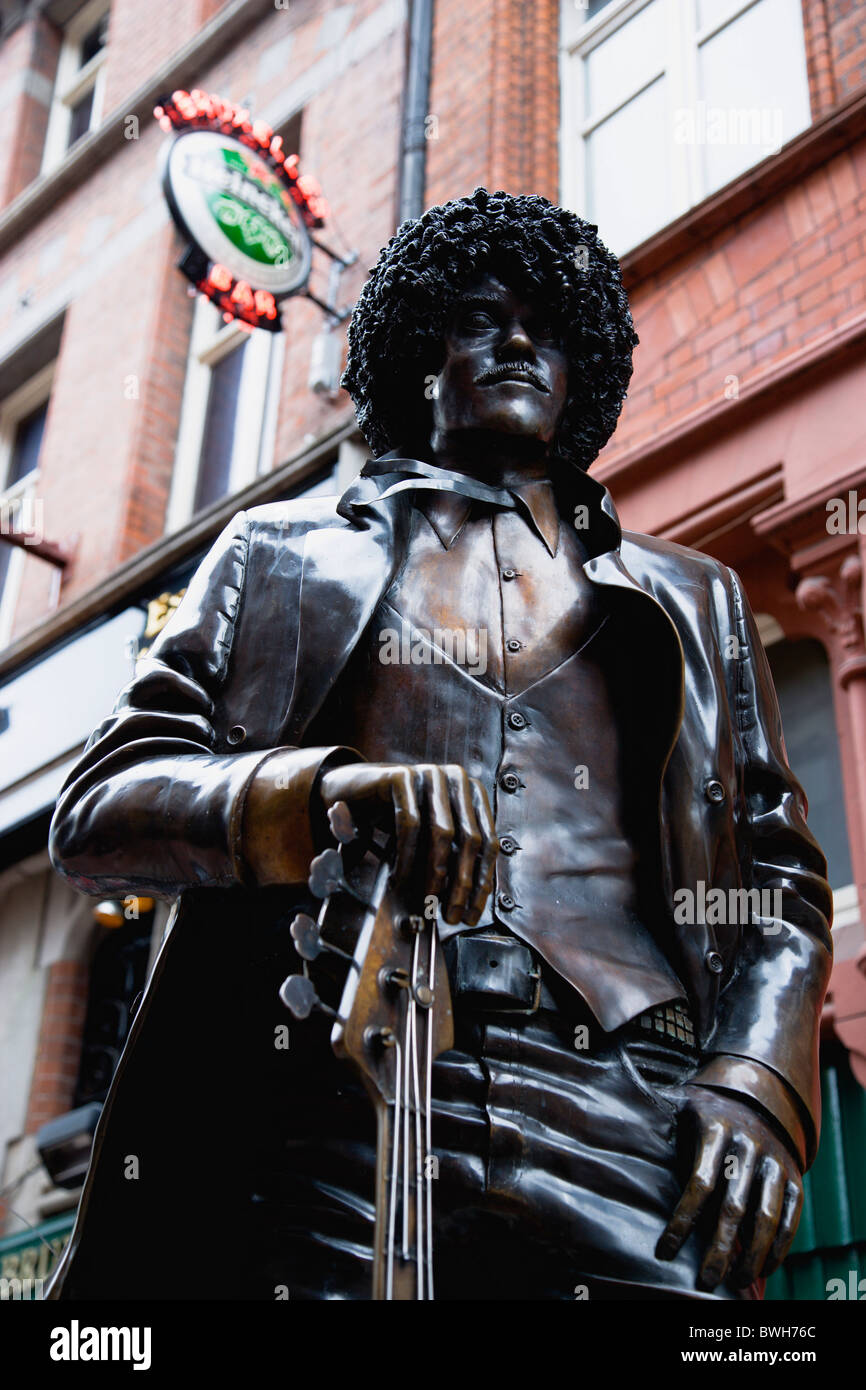 Ireland County Dublin City, Statue of Phil Lynott front man of Irish rock band Thin Lizzy outside Bruxelles bar in Harry Street. Stock Photo