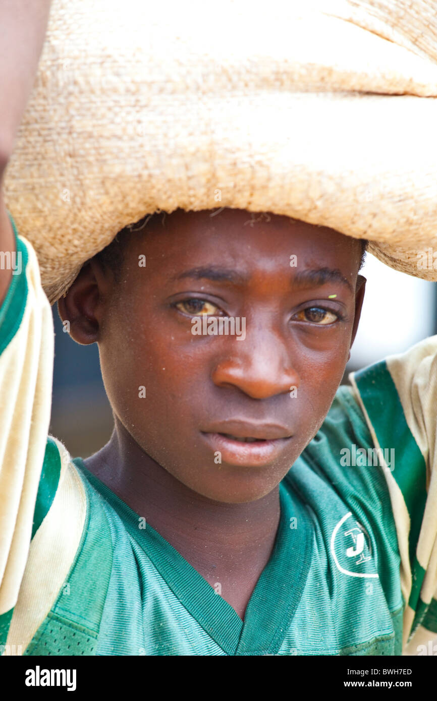 Load on top of head hi-res stock photography and images - Alamy