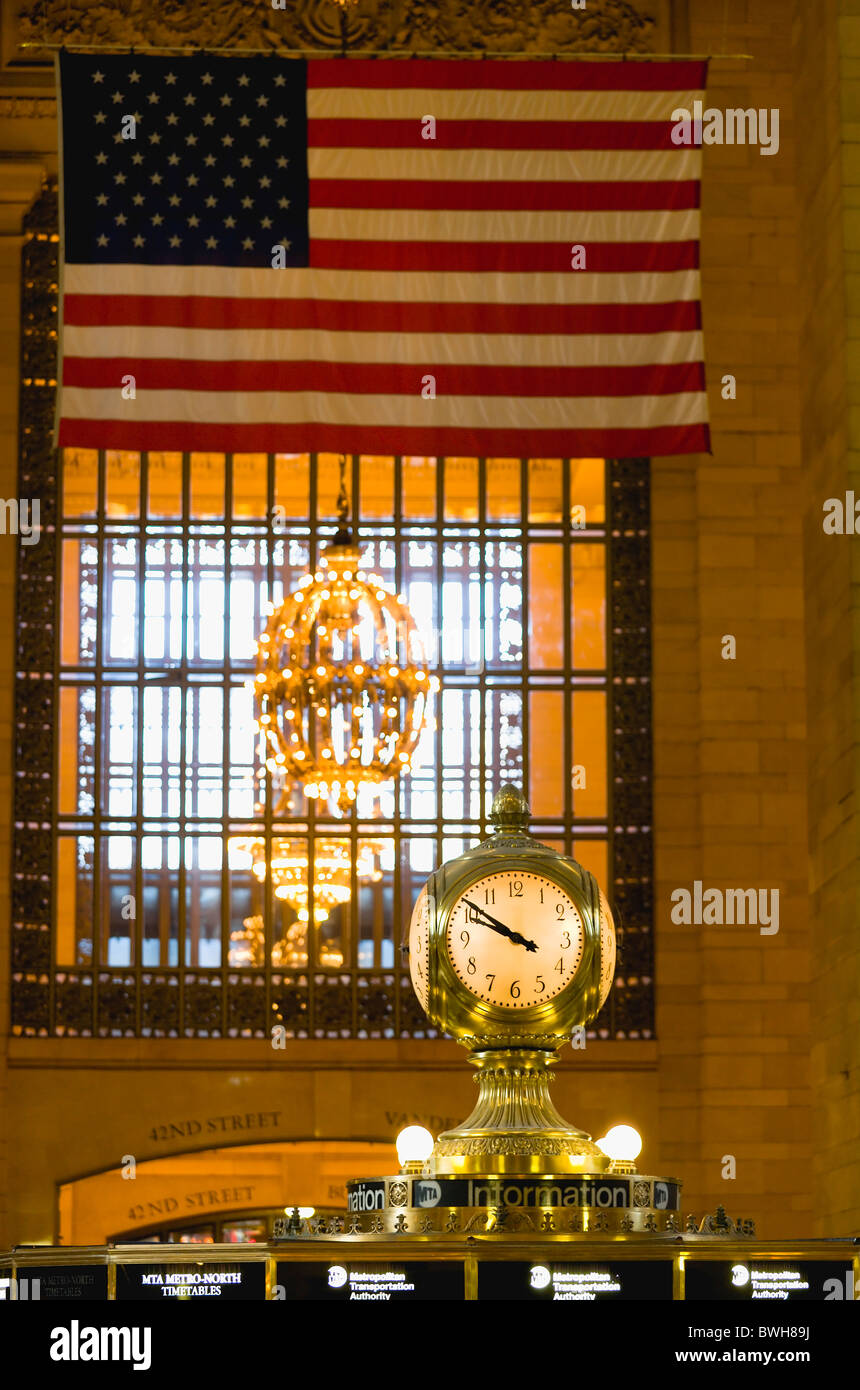 USA New York NYC Manhattan Grand Central Terminus railway station with clock above travel information booth in Main Concourse Stock Photo