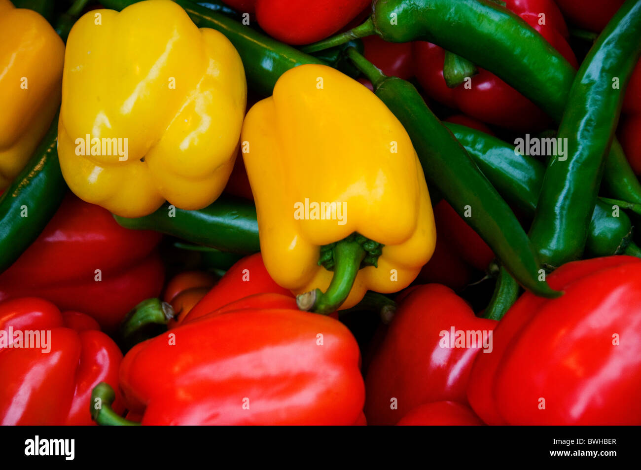 Multiple green peppers hi-res stock photography and images - Alamy