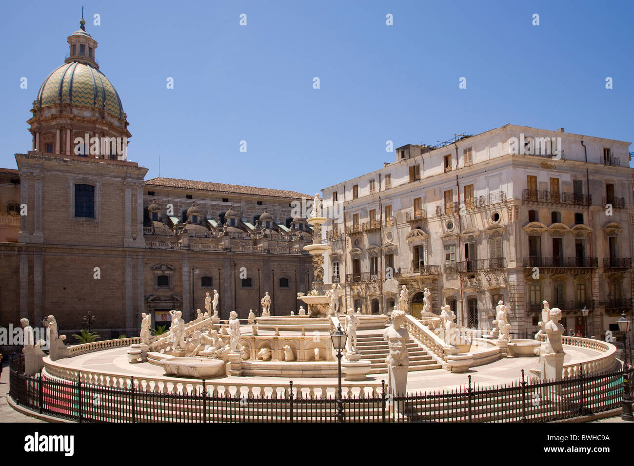 Piazza Pretoria square, Fontana Pretoria fountain, Palermo, Sicily