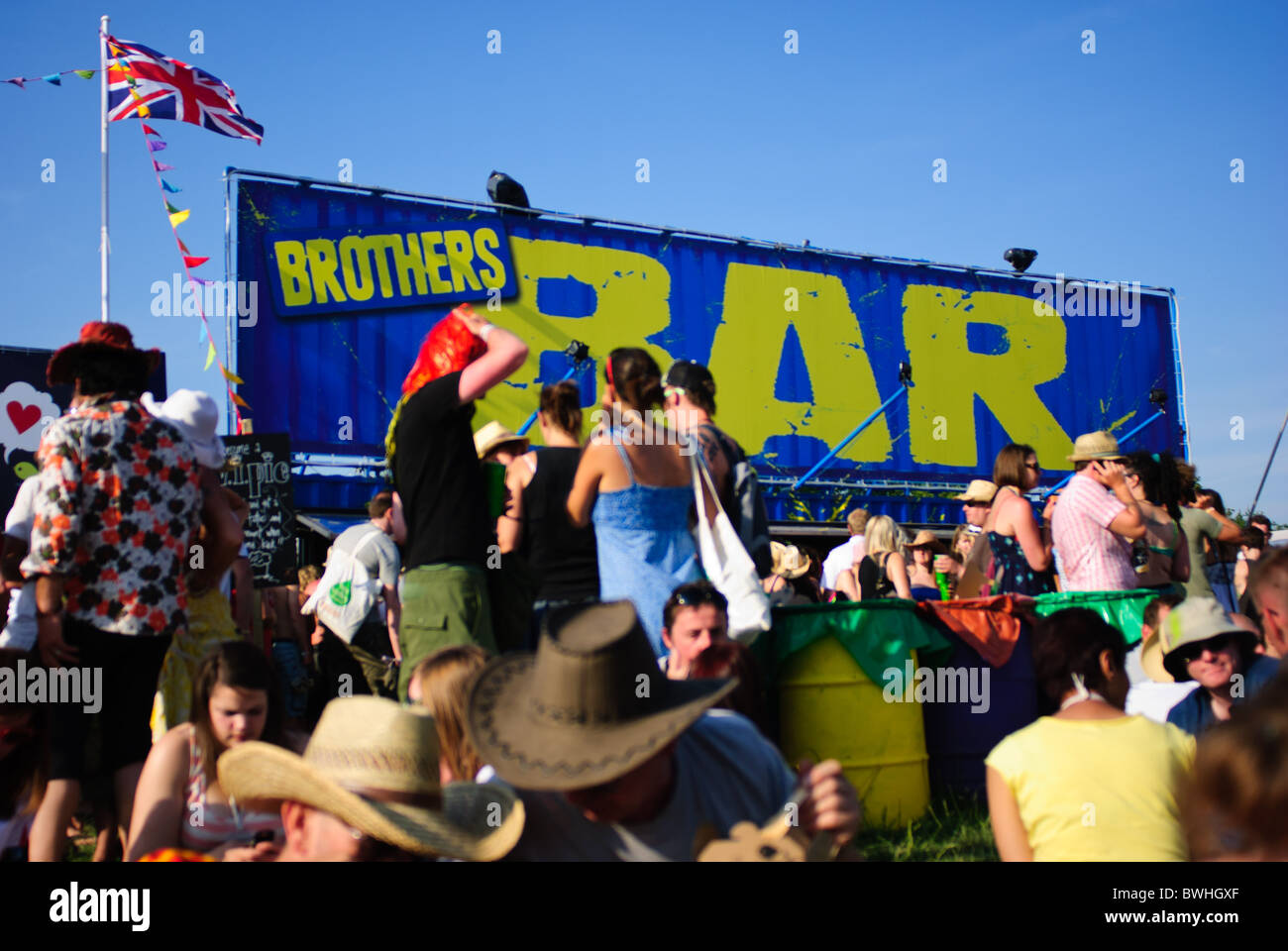 People sat around and drinking outside the Brothers bar at Glastonbury festival 2010 Stock Photo
