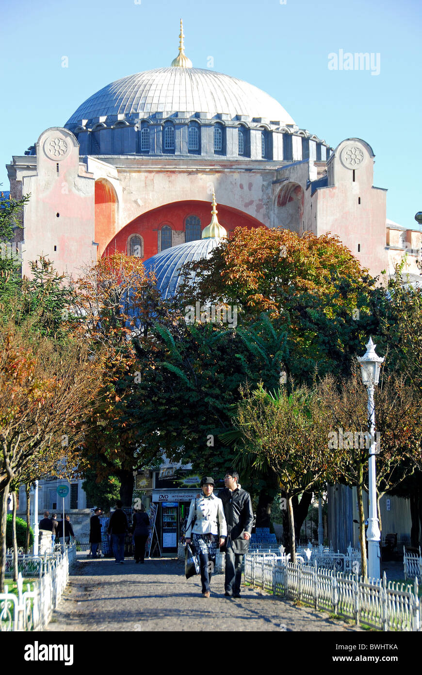 ISTANBUL, TURKEY. A couple walking in Sultanahmet Square, with Haghia Sophia behind. 2010. Stock Photo