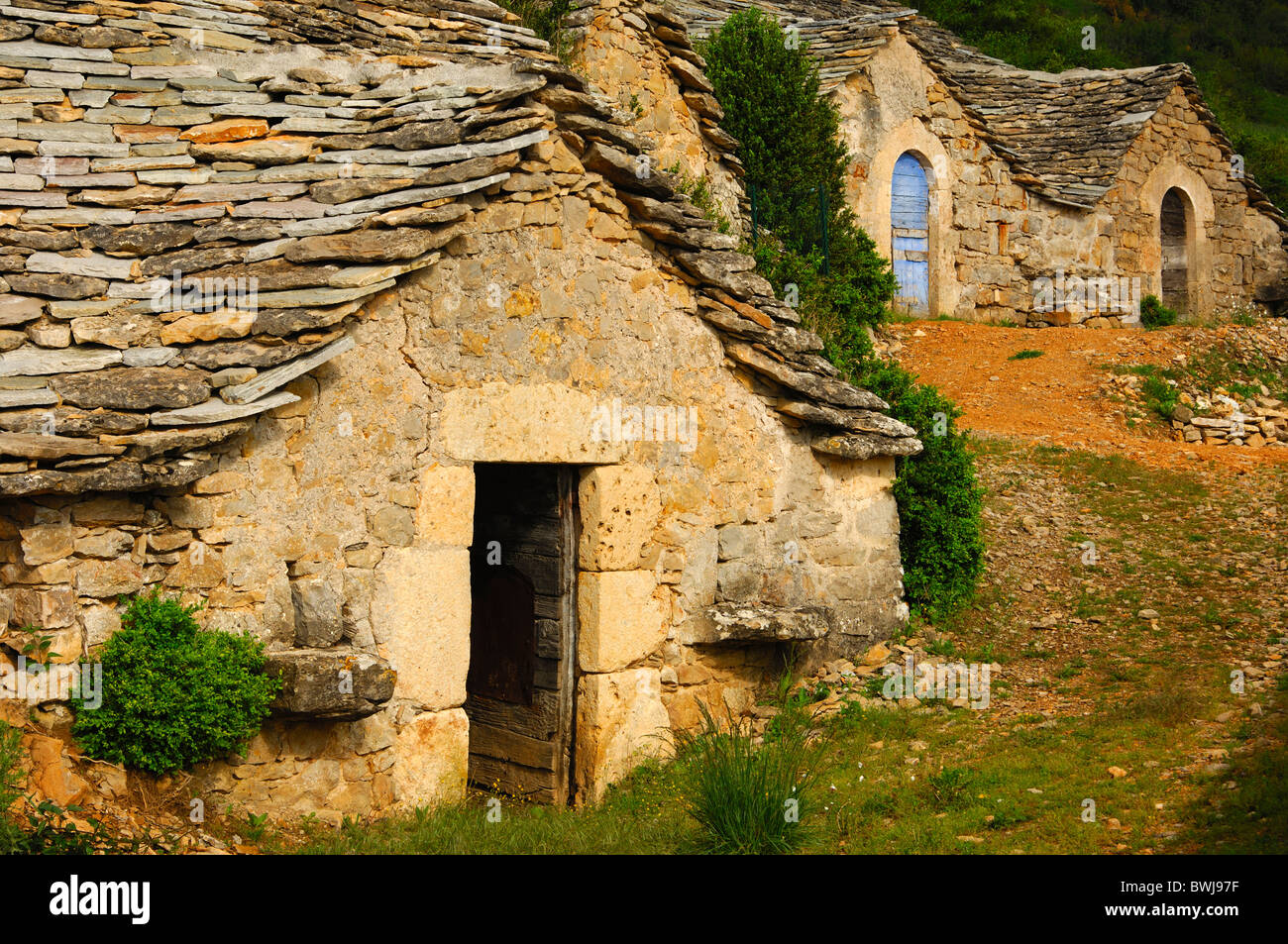 Abandoned semi troglodyte wine cellars with a natural stone roof in Entre-deux-Monts near Riviere-sur-Tarn, Aveyron, France Stock Photo