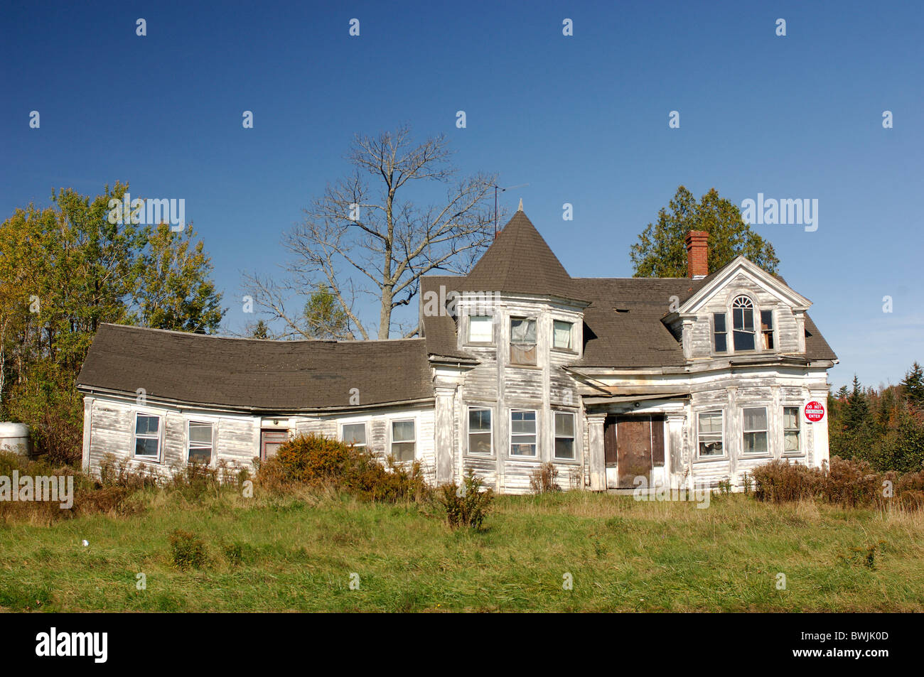 villa house home ramshackle ruins timber house disintegrate Searsport