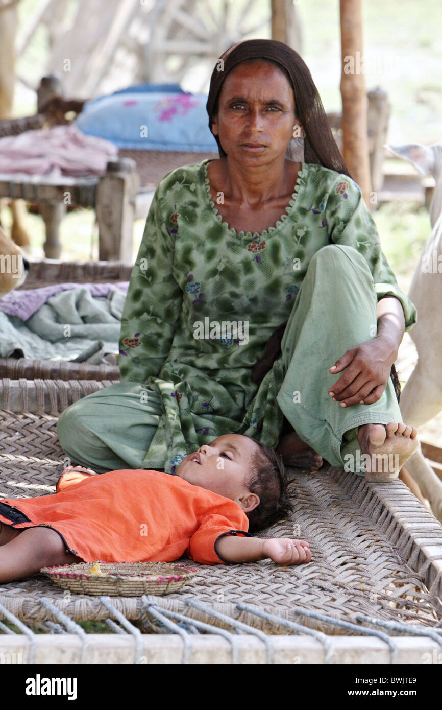 Woman and child in provisional emergency accommodation for refugees, Dadu, Pakistan Stock Photo