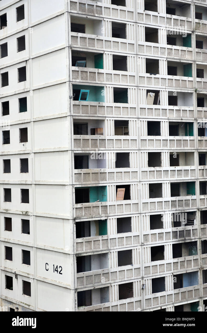 Abandoned apartment block hi-res stock photography and images - Alamy