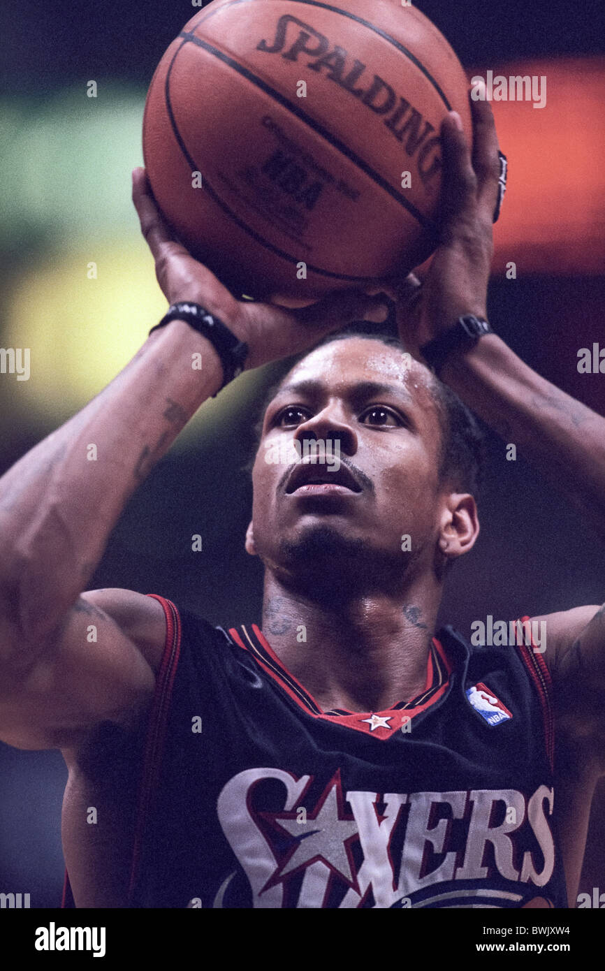 Download Allen Iverson In Pistons Jersey Wallpaper