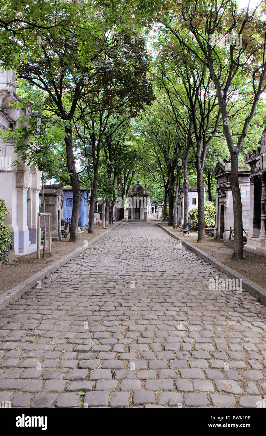 Pathway in Cimetiere de Montmartre, Montmartre Cemetery, Paris, France Stock Photo