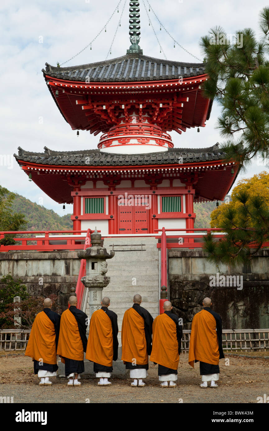 Monks chanting at Daikakuji, an Esoteric Buddhism temple in Saga, Arashiyama, Kyoto. Stock Photo