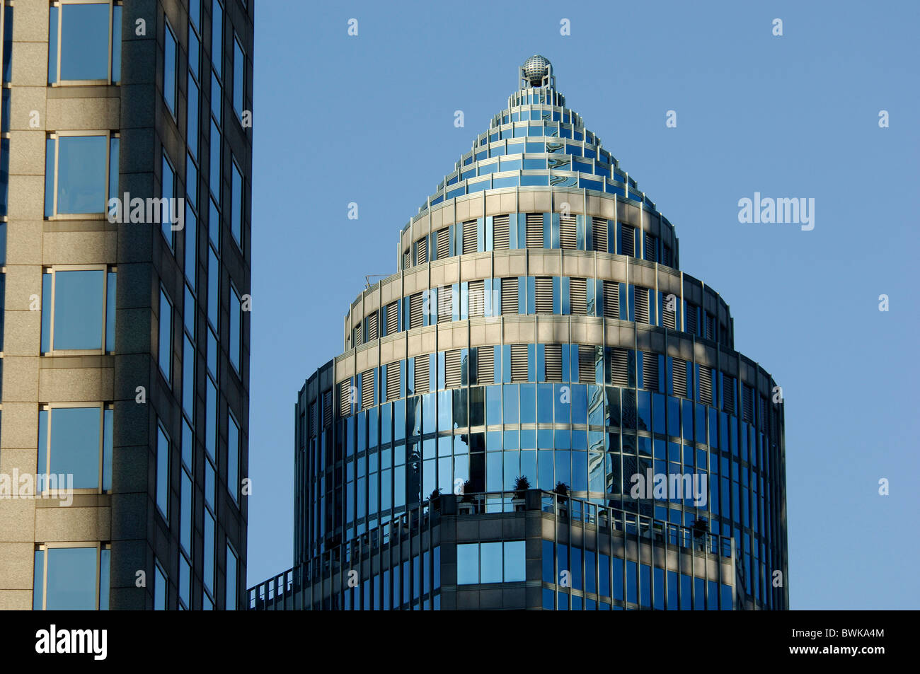 skyscraper architecture moulder glass point peak highrise towerblock multistory high-rise building Midtown Stock Photo