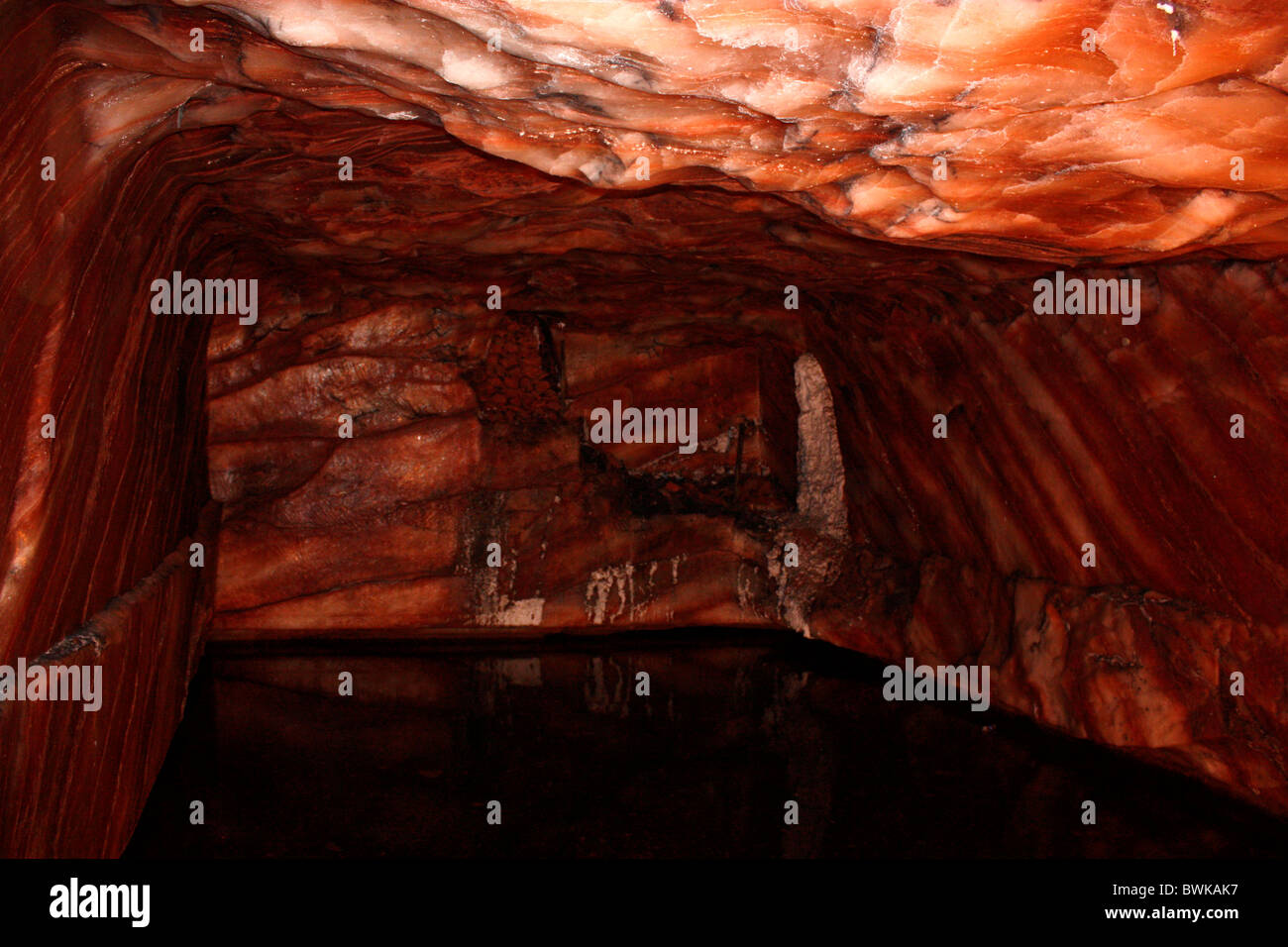 Rock salt tunnel in Khewra Salt Mines of Pakistan Stock Photo - Alamy
