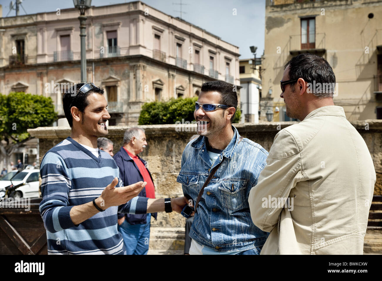гостеприимство итальянцев. жизнь итальянцев. итальянская семья. традиции италии. много людей за столом.