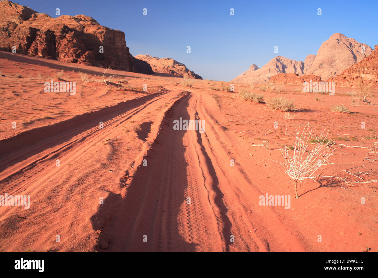 wadi rum desert tracks traces lanes runway Wustenstrasse reddish sand ...