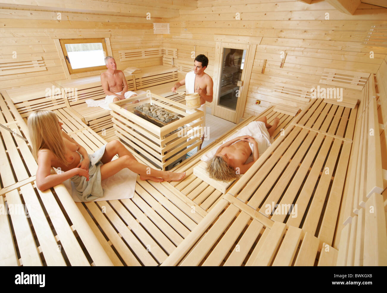 Verheugen absorptie kanaal sauna Inside group wellness wood wooden sauna hut person Healthy sweating  Stock Photo - Alamy