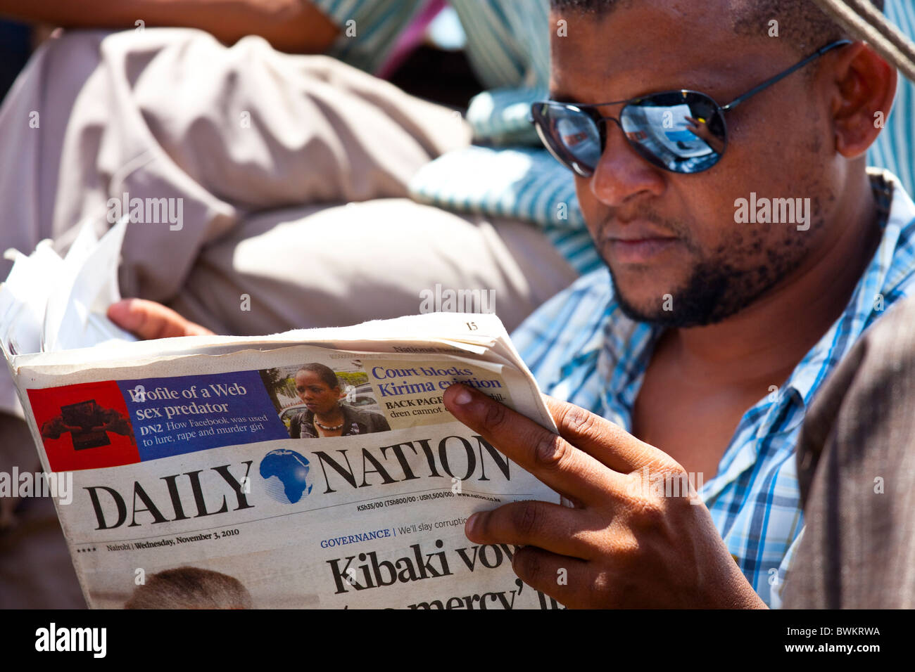 Man reading the Daily Nation newspaper, Nairobi, Kenya, Kenya Stock - Alamy