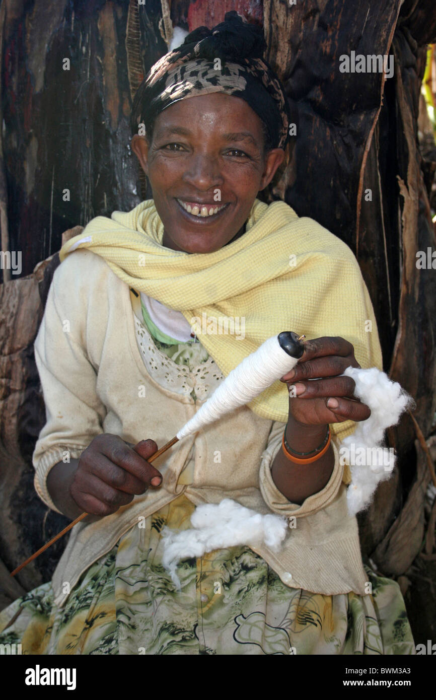 Ethiopian women spinning cotton hires stock photography and images Alamy