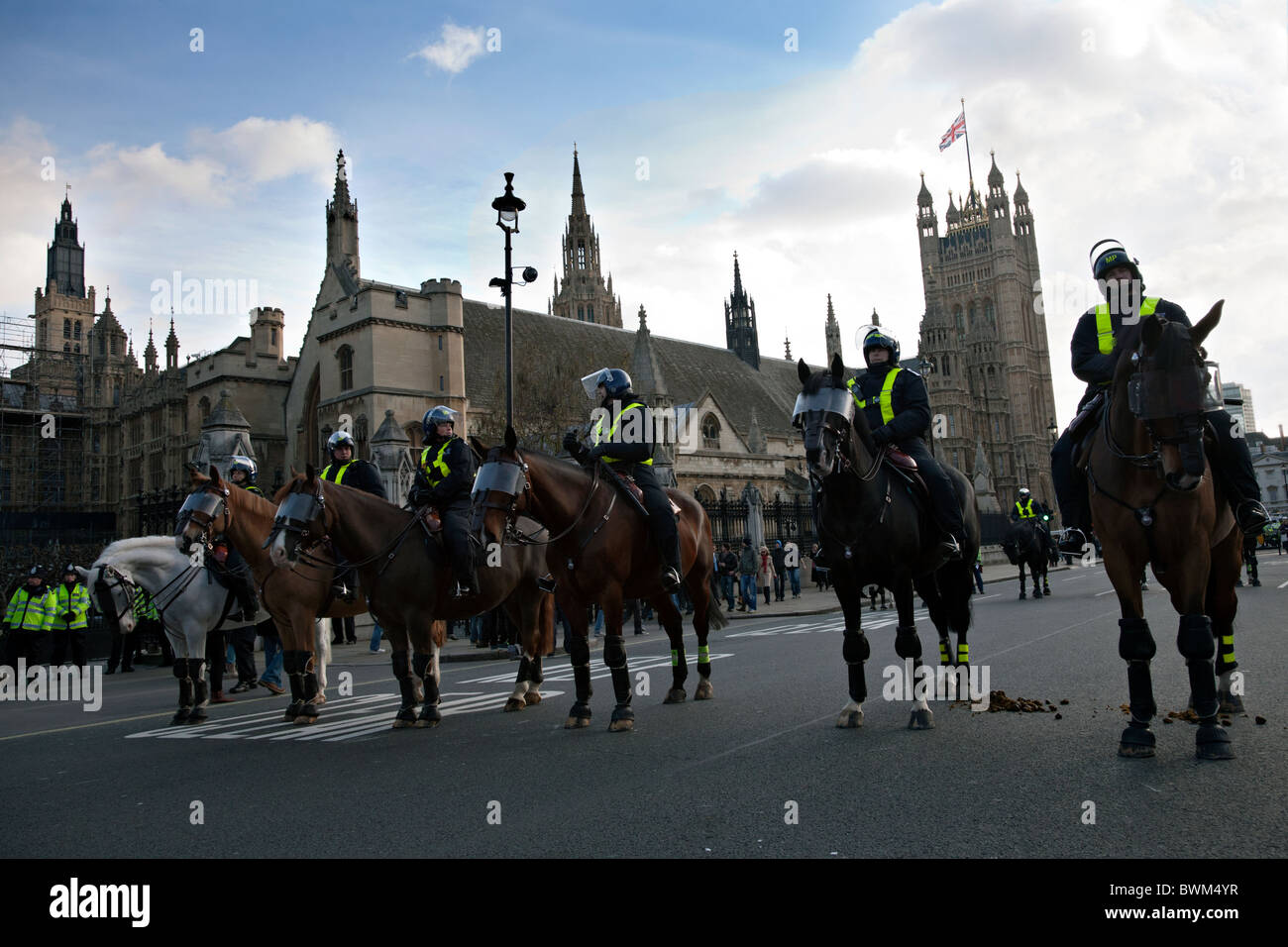 mounted police outside the houses of parliament Stock Photo - Alamy