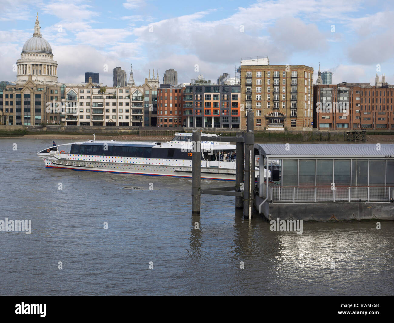 From Bankside pier a 'hop-on hop-off' circular cruise operates with the Thames Riverbus Stock Photo