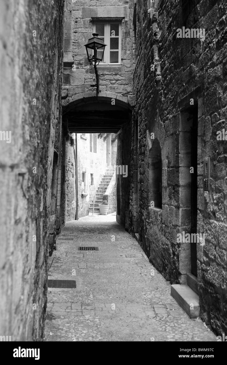 Cobbled medieval street old hi-res stock photography and images - Alamy