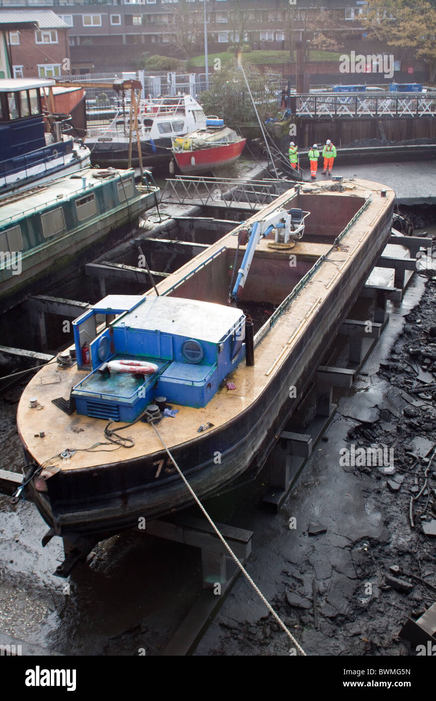 Barge in dry dock on the Grand Union Canal, Brentford Stock Photo