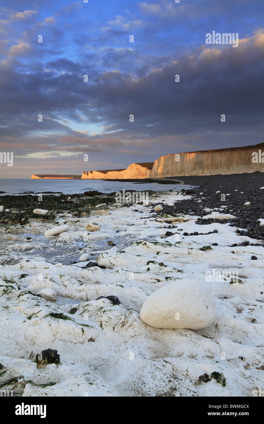 an-early-winter-sunrise-lights-up-the-cliffs-of-the-seven-sisters-at