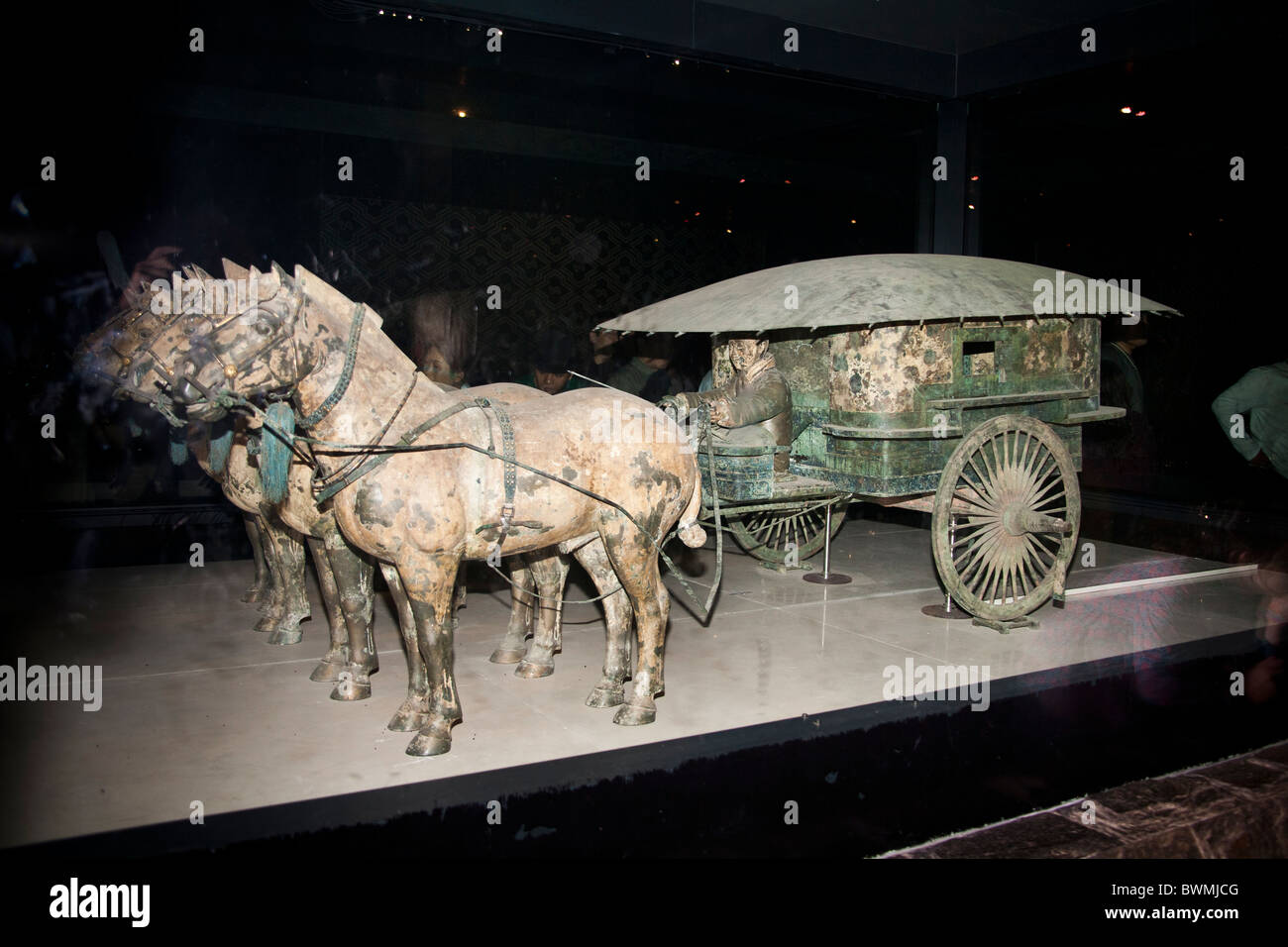 Bronze chariot and horses in bronze chariots museum, at the site of the terracotta army, Xi’an, Shaanxi Province, China Stock Photo