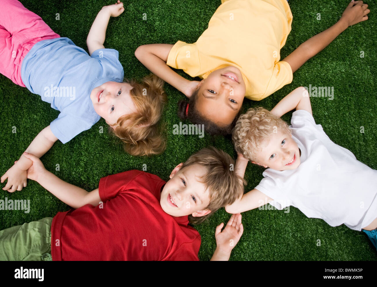 счастливый ребенок. дети в детском саду. темперамент ребенка. книги для детей. личность ребенка лежат в.