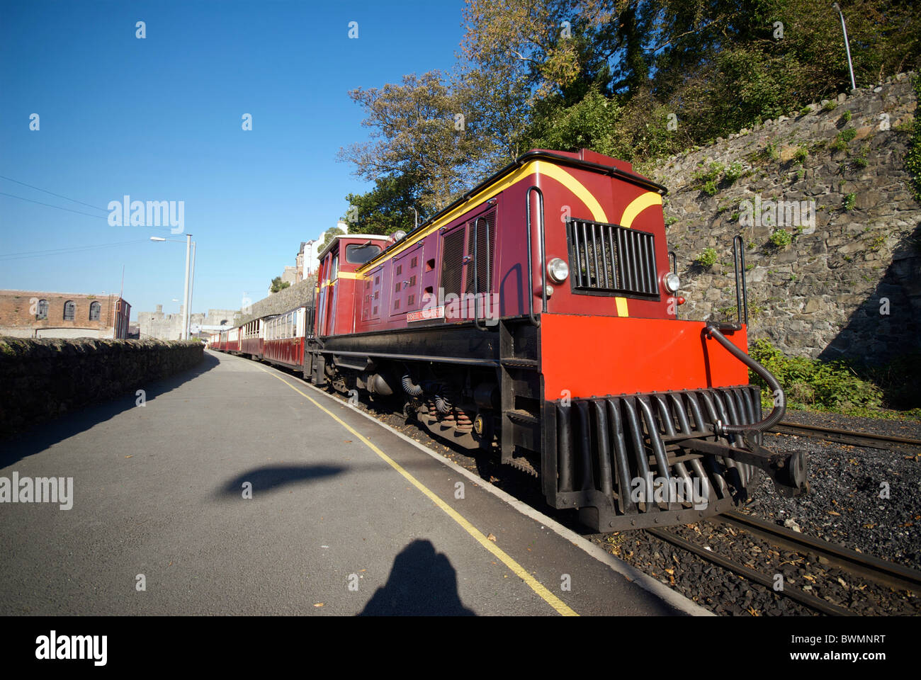 Caernarfon Station Gwynd Wales UK Diesel Train Carriages Stock Photo