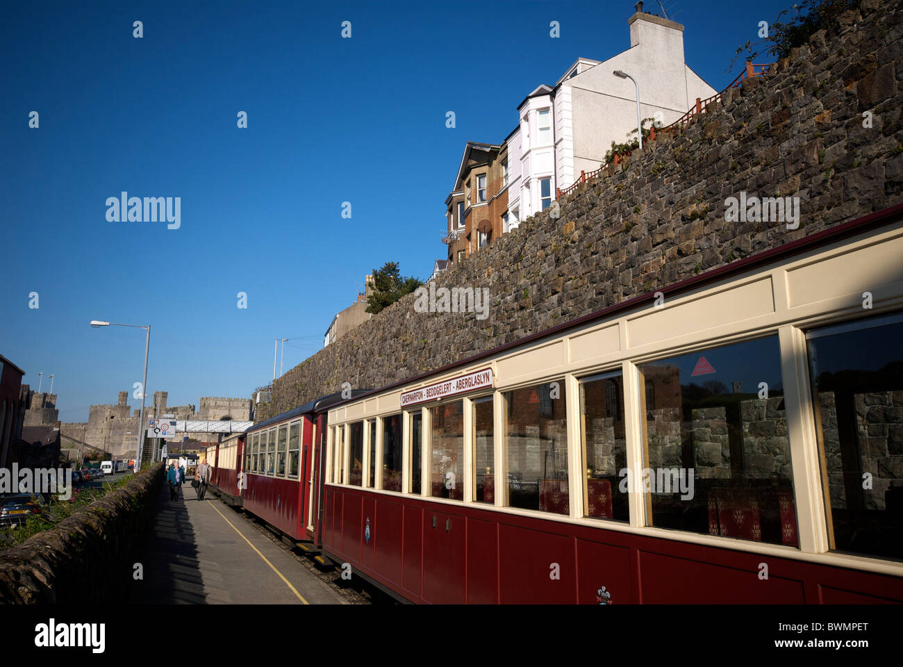 Caernarfon Station Gwynd Wales UK Diesel Train Carriages Stock Photo