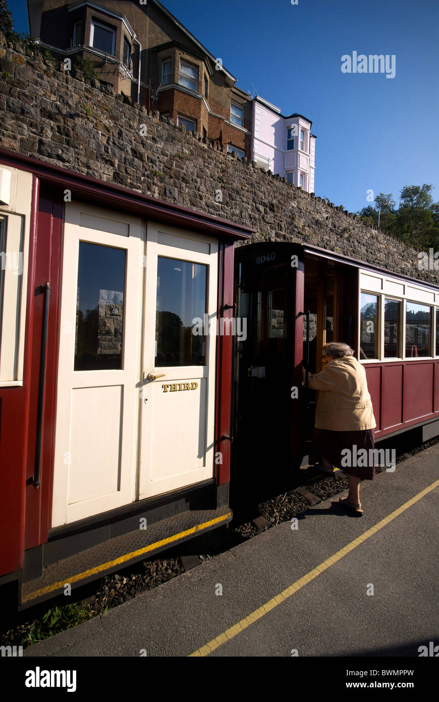 Caernarfon Station Gwynd Wales UK Diesel Train Carriages Stock Photo