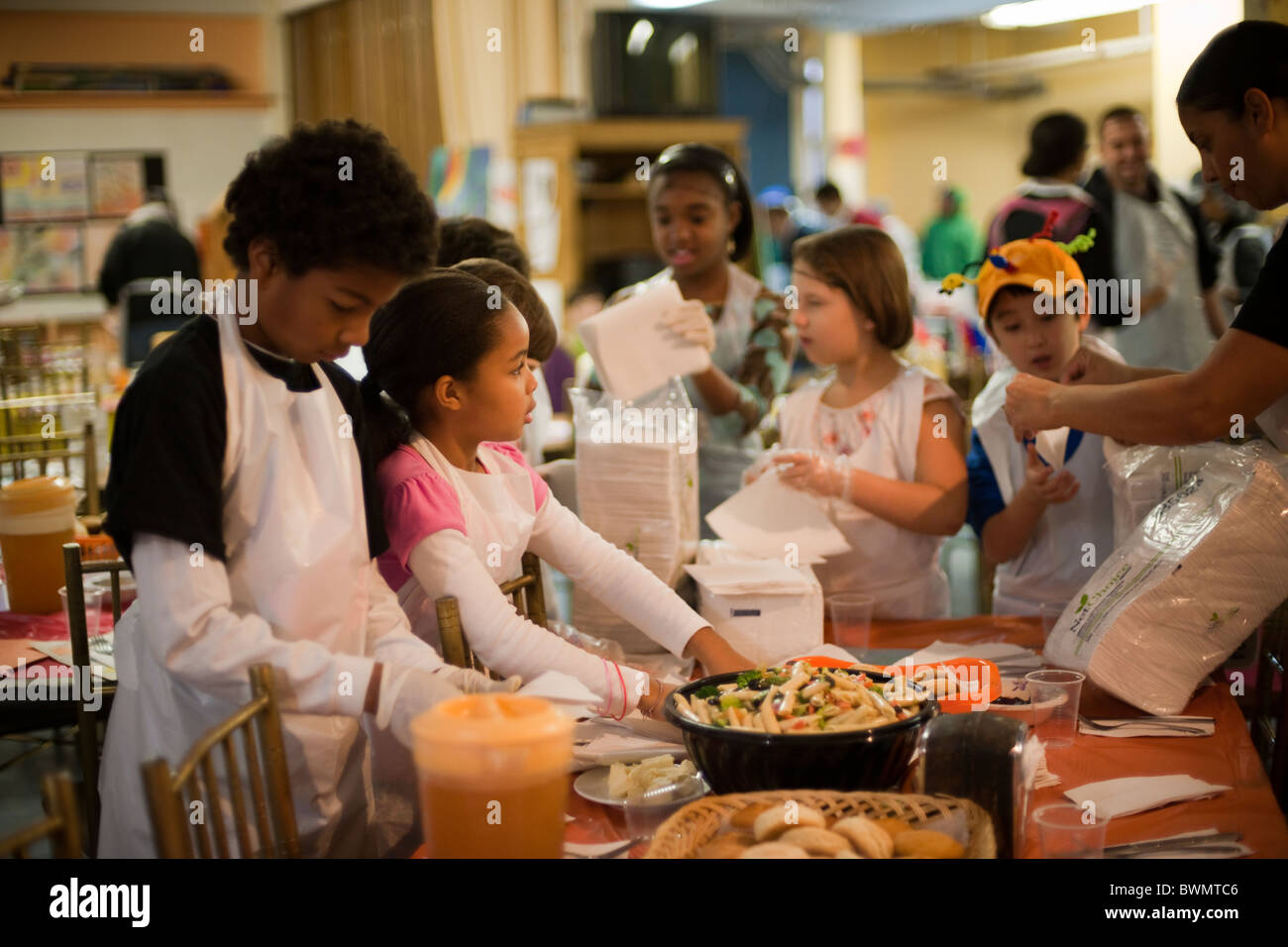 Volunteers prepare and serve Thanksgiving dinner to the neediest in New York Stock Photo
