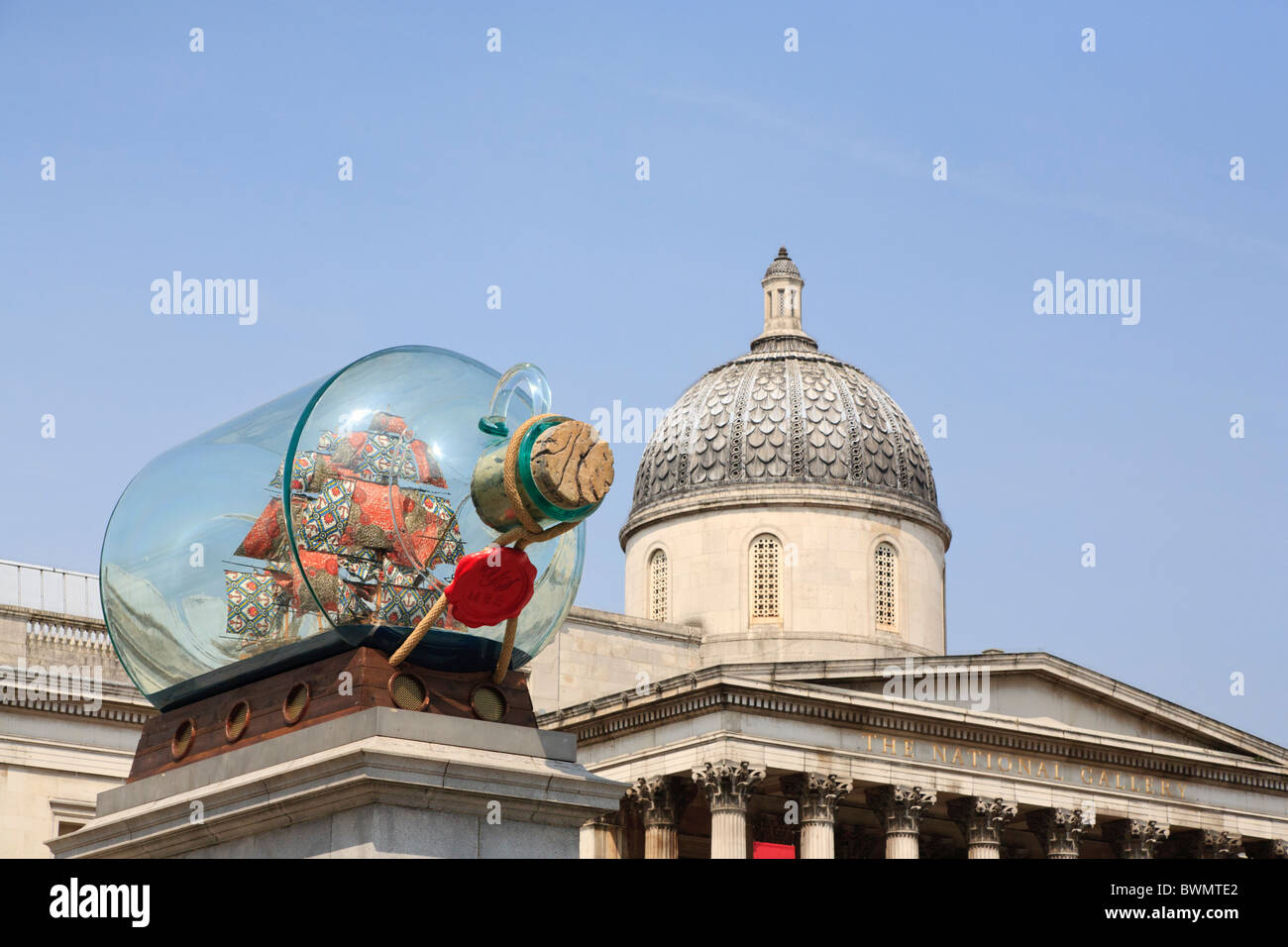 Nelson's Ship in a bottle by Yinka Shonibare on the 4th plinth in Trafalgar Square with the dome of the National Gallery Stock Photo