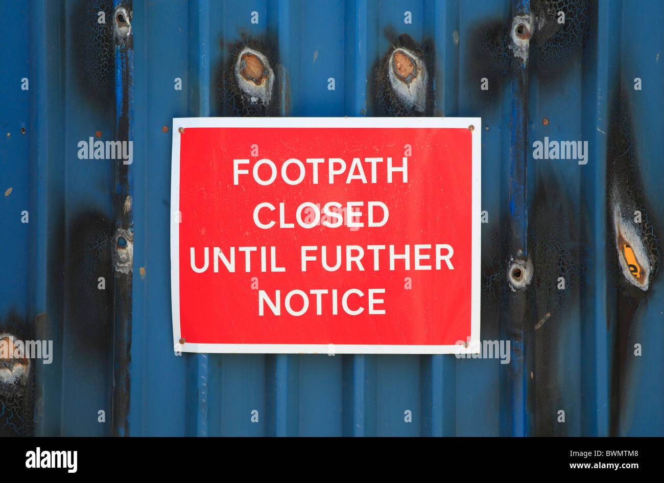 Footpath Closed until further notice sign on the Thames path Greenwich Stock Photo