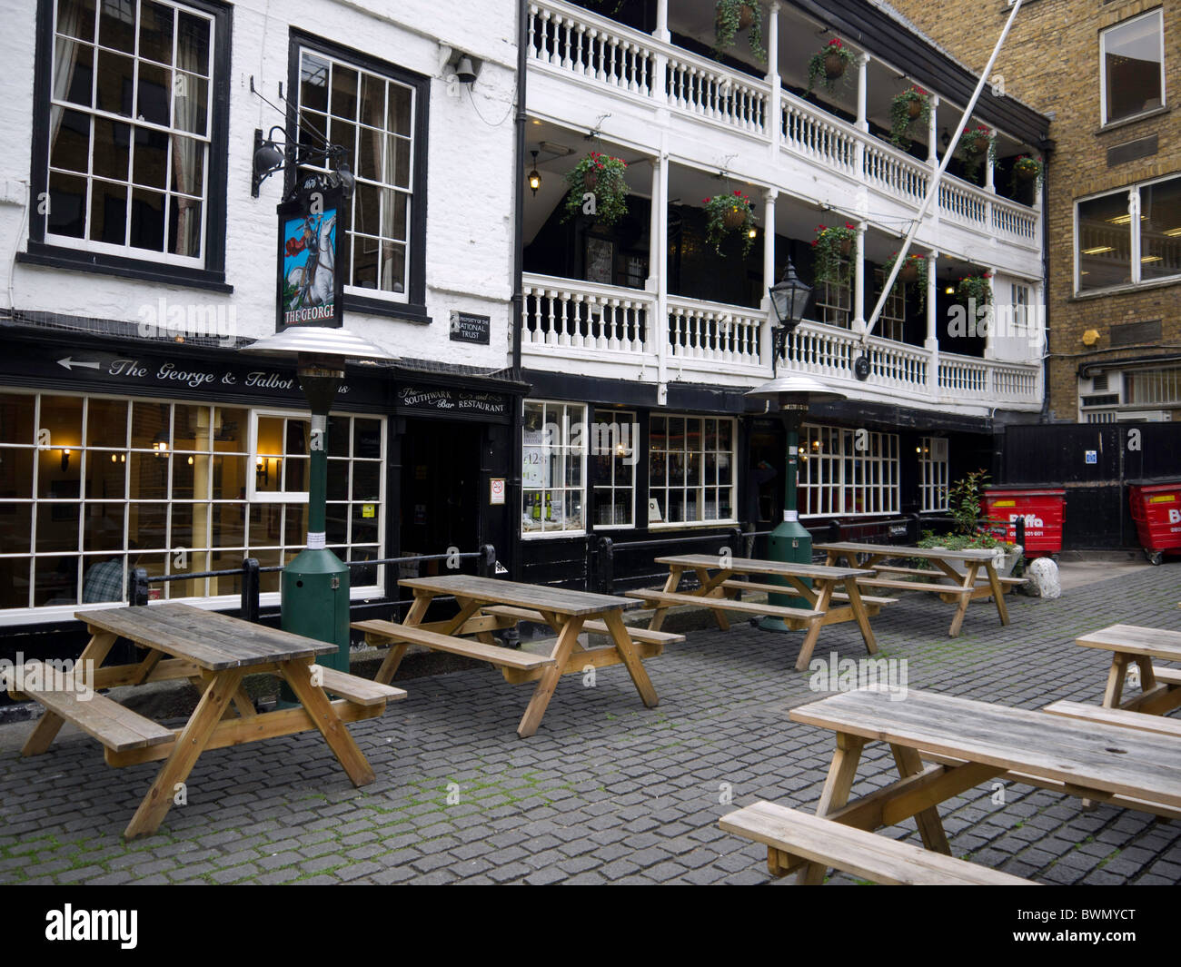 The George Pub is London's only surviving galleried coaching inn. The George Pub, Borough, London Stock Photo