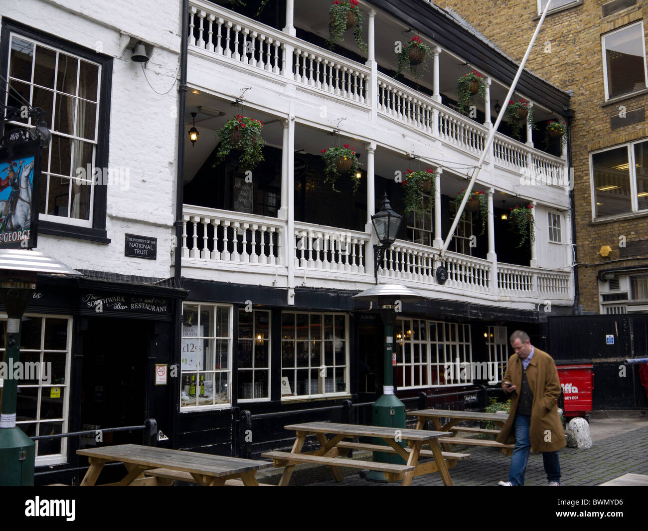 The George Pub is London's only surviving galleried coaching inn. The George Pub, Borough, London Stock Photo