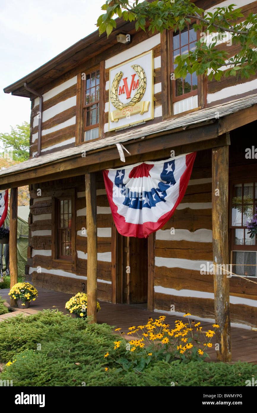 Mahoning Veterans Memorial. Log cabin at Canfield Fair, Mahoning County Fair, Canfield, Ohio, USA. Stock Photo