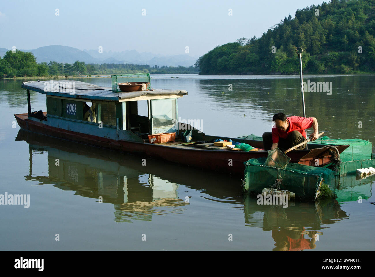 Chinese fisherman boat hi-res stock photography and images - Alamy