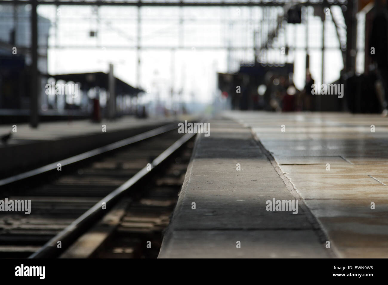 Ночной вокзал. Пустой перрон. Поезд черно белый. Железная дорога ночью. Вокзал пустой картинка.