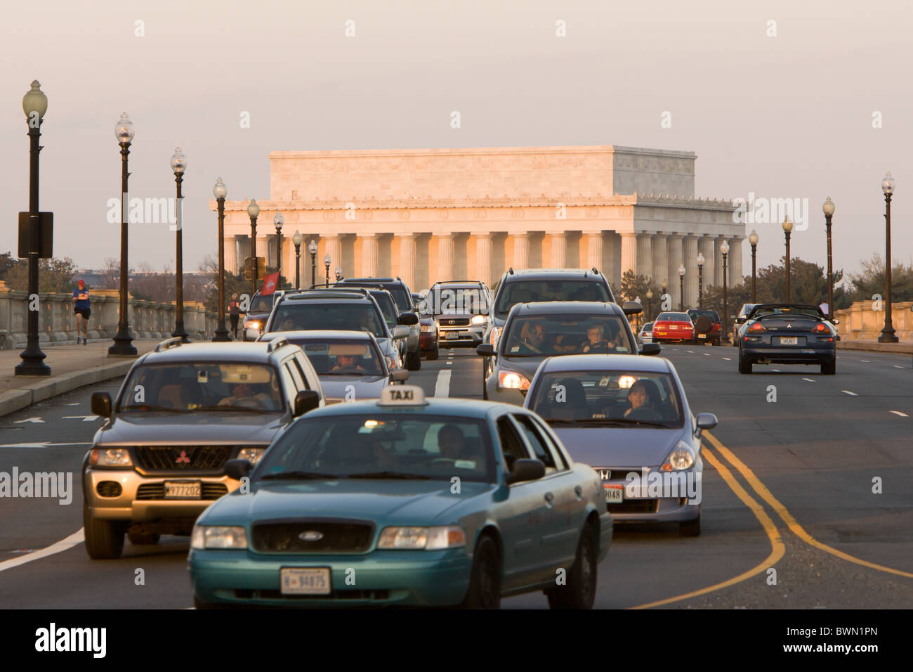 Evening traffic crosses the Arlington Memorial Bridge from DC to Arlington, VA with the Lincoln Memorial in the background Stock Photo